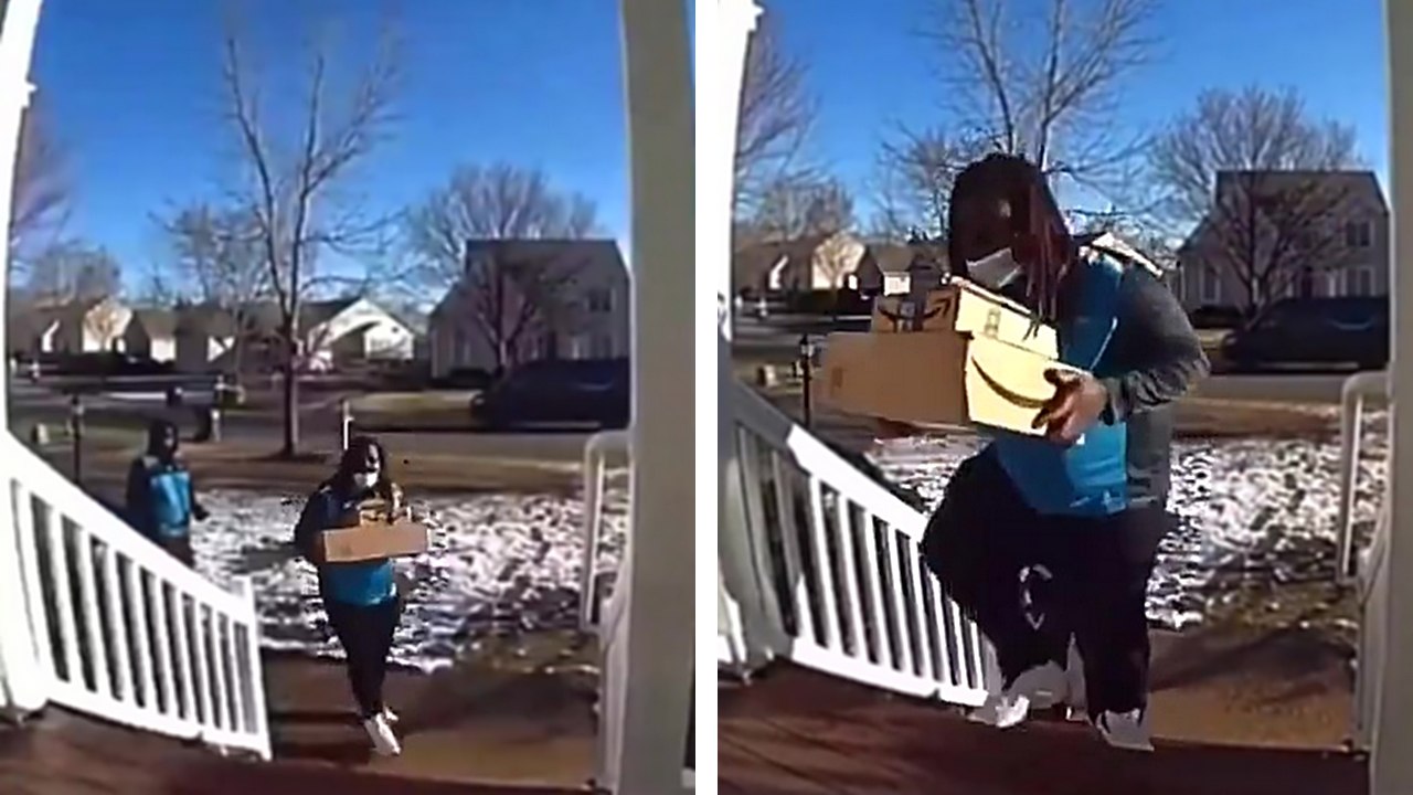 Un livreur dépose un colis et offre un spectacle