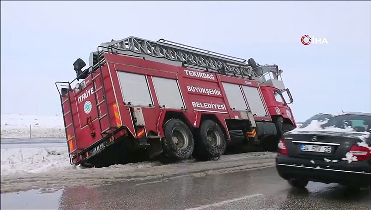 Buzlu Yolda Kontrolden Çıkan İtfaiye Aracı Devrildi