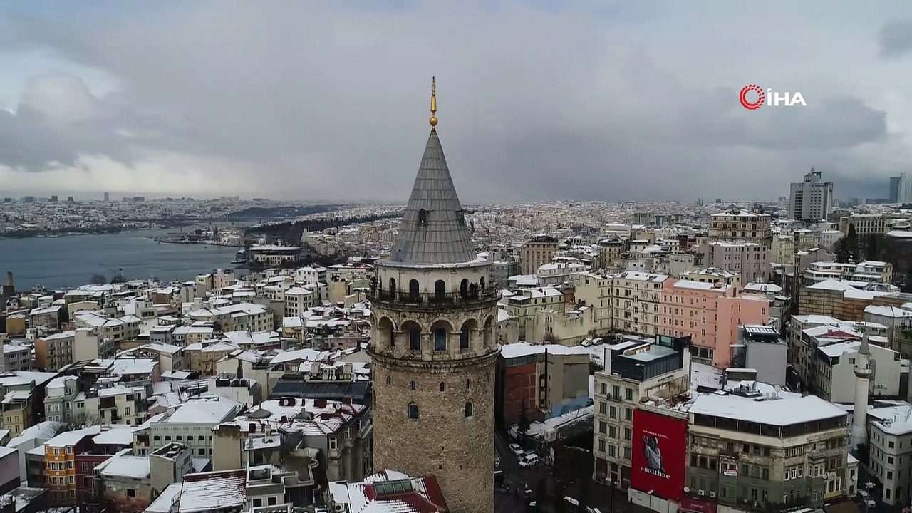 Galata kulesi ve çevresi beyaz örtü ile kaplandı