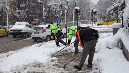 İnegöl'de kaldırımlar kardan temizleniyor