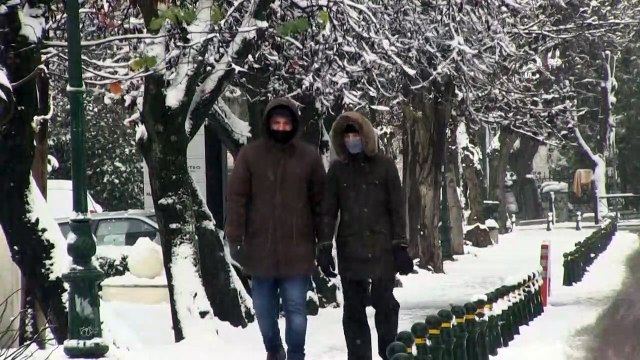 الثلوج تغطي العاصمة اليونانية أثينا