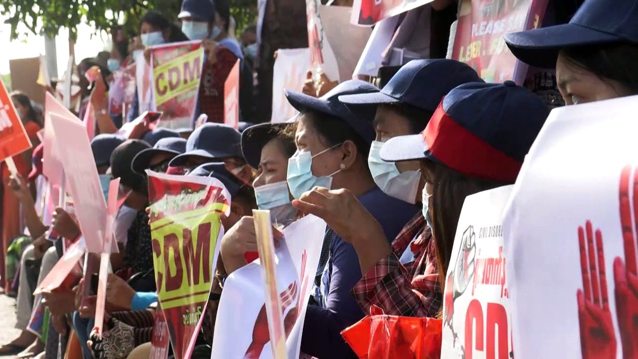 Demonstranten in Myanmar trotzen dem Militär