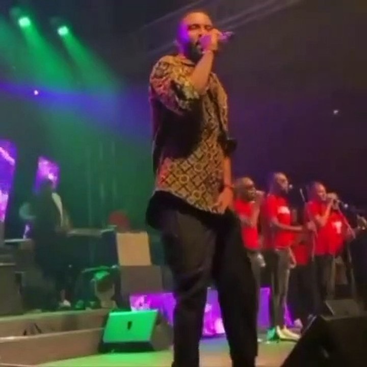 Fally Ipupa sort une prise de Kung-Fu pour éviter un fan camerounais sur la scène
