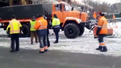 - Ukrayna’da dorsesi köprüye takılan tır şaha kalktı