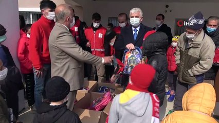 Köy okulu öğrencileri, milli sporcu eşliğinde badminton ile tanıştı