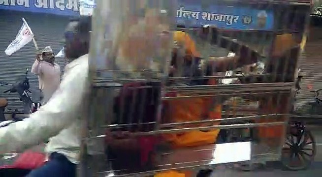 बढ़ती महंगाई को लेकर ठेले पर मोटरसाइकिल और गैस चूल्हा रखकर आम आदमी पार्टी ने किया विरोध प्रदर्शन