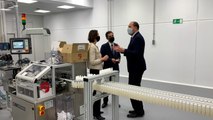 Reyes Maroto visita la farmacéutica Pharmaloop