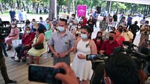 Salvadoreños celebran boda colectiva en el parque de los enamorados