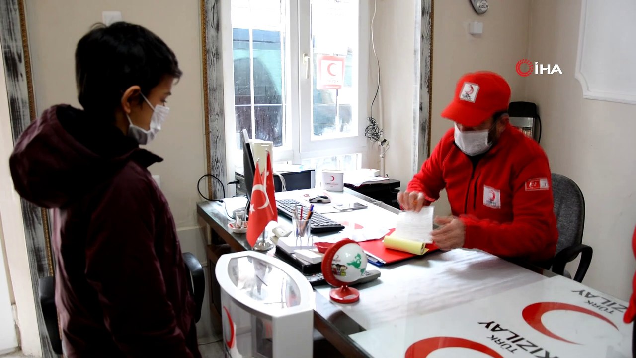 Biriktirdiği harçlıkları Kızılay’a bağışladı