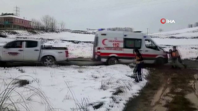 Çamura saplanan sağlıkçıların imdadına vatandaş yetişti