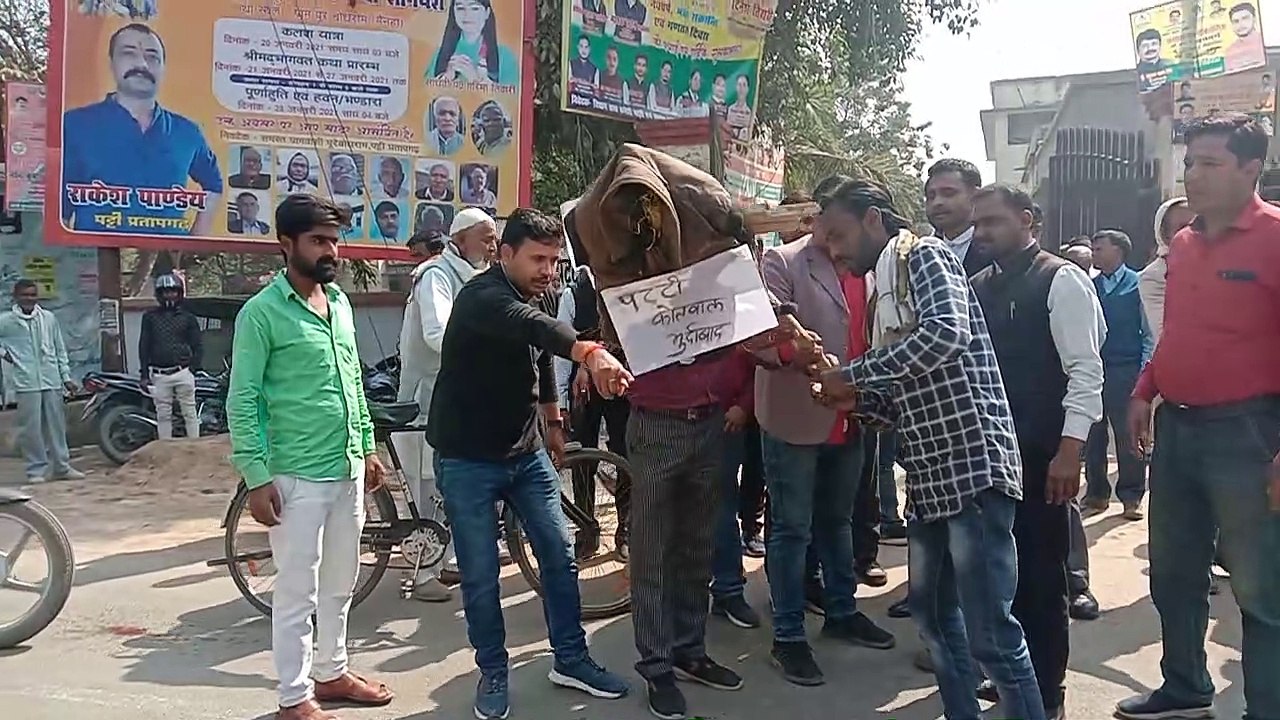 आक्रोशित अधिवक्ताओं ने कोतवाल पट्टी नरेंद्र सिं...