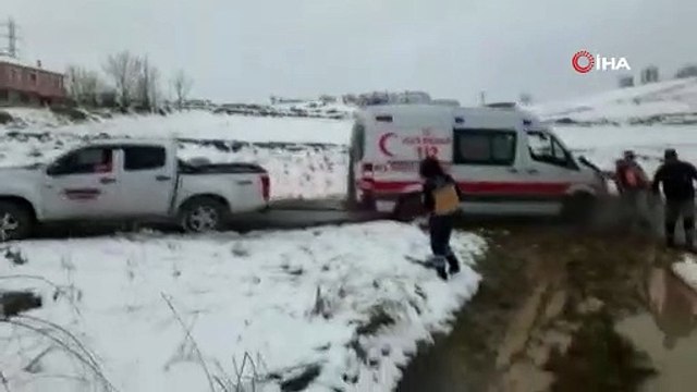 Çamura saplanan sağlıkçıların imdadına vatandaş yetişti