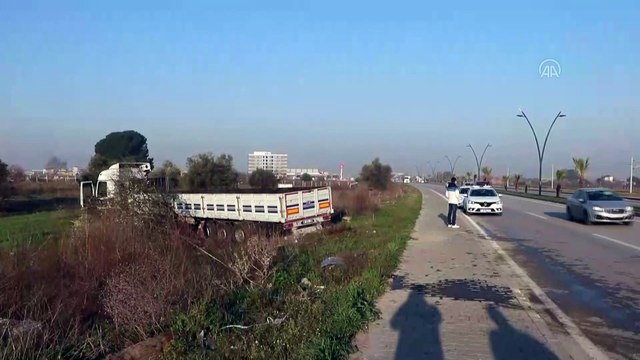 MANİSA - Karşı şeride geçen tırın çarptığı otomobilin sürücüsü yaralandı