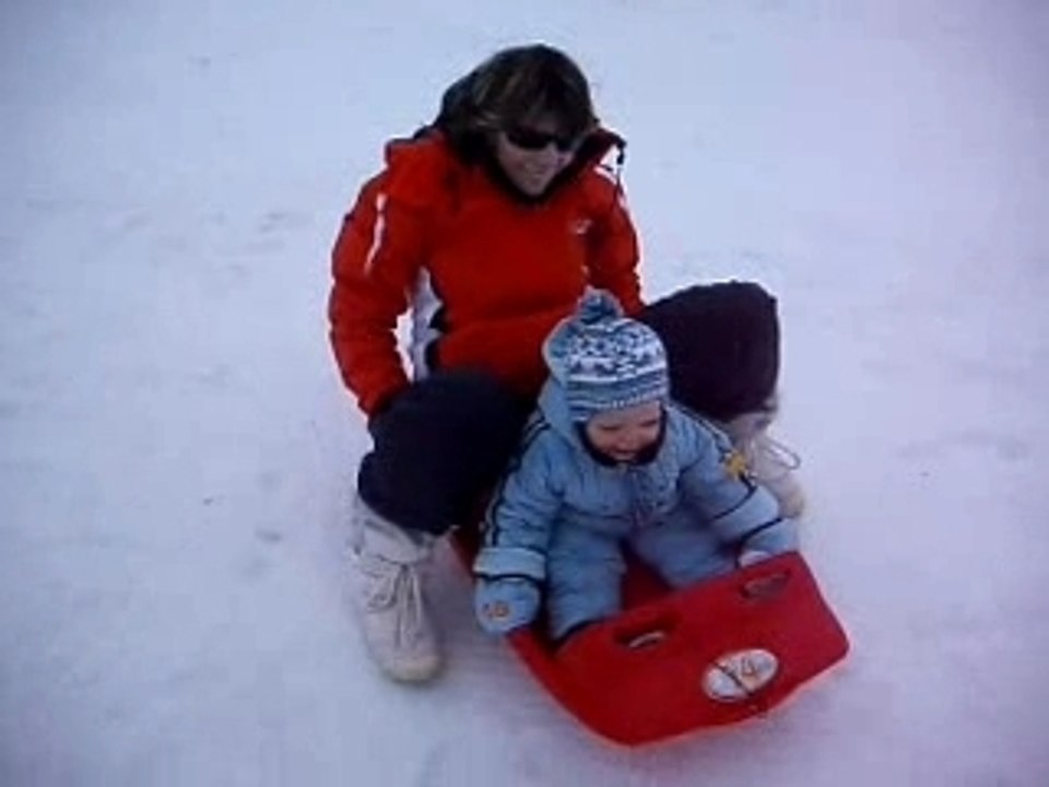 Descente en luge avec maman