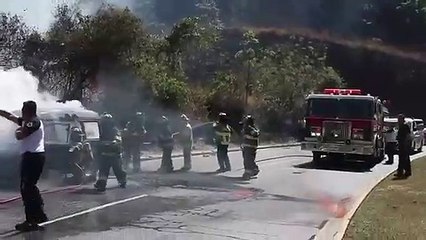 Vehículo se incendia en calzada la Paz zona 5