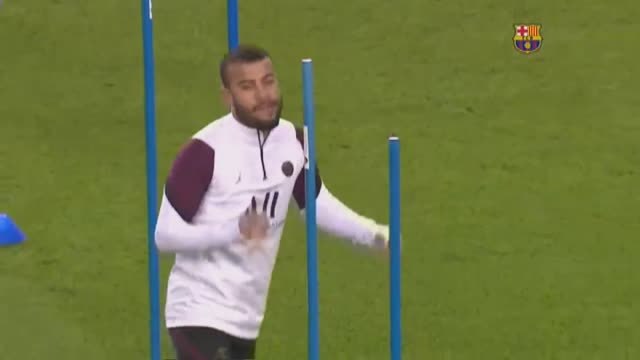 El PSG toma contacto con el césped del Camp Nou