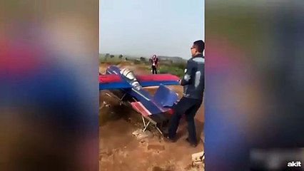 Uçan planörden paraşütle aşağı inen tavuk kamerada