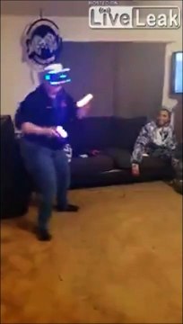 Cette femme se souviendra de son premier jeu video en réalité virtuelle