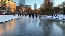 Ce patineur chute et brise la glace, emportant une autre patineuse