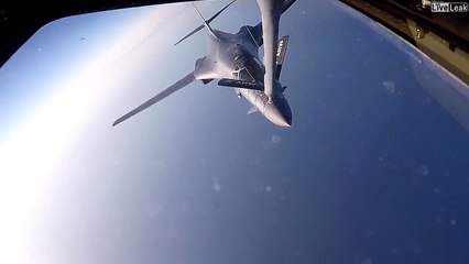 Un avion fait le plein en vol... impressionnant