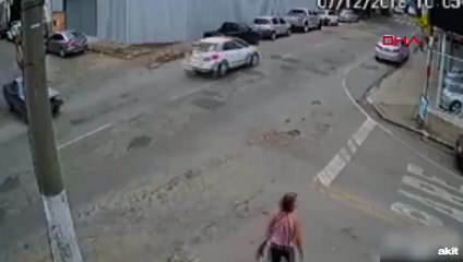 İlginç kaza: Çarptığı kamyonetin kasasına düştü