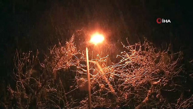Yoğun kar yağışının devam ettiği Anadolu Yakasında Bağdat Caddesi beyaza büründü