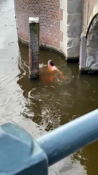Donmuş kanalda buz pateni böyle görüntülendi
