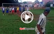 Golazo de taco ¡Y por encima de la barrera!