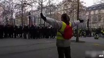 Fransız polisi göstericilere nişan alıp ateş etti! İşte o anlar...
