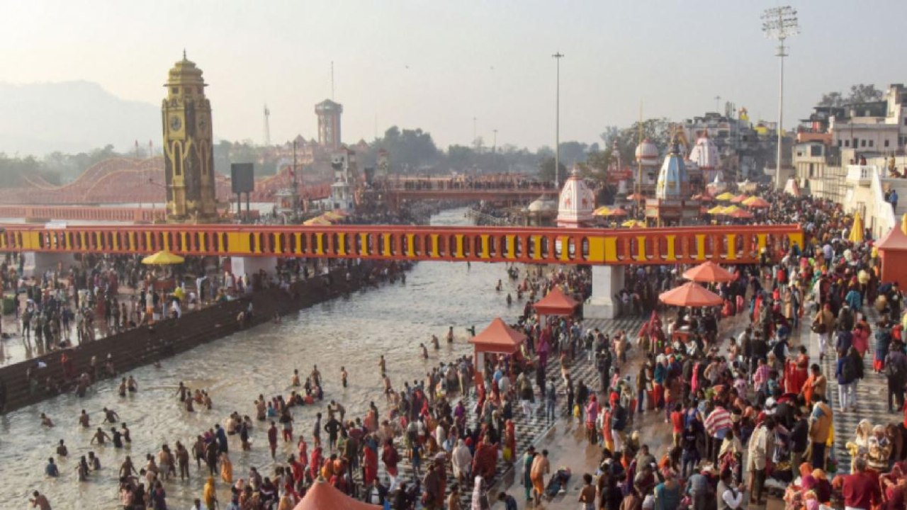 Basant Panchami: Devotees take holy dip in Ganga