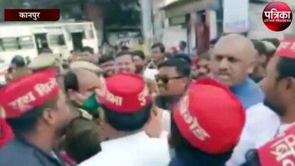 सपा ने गैस सिलेंडर की निकाली अर्थी, भाजपा पर किया हमला