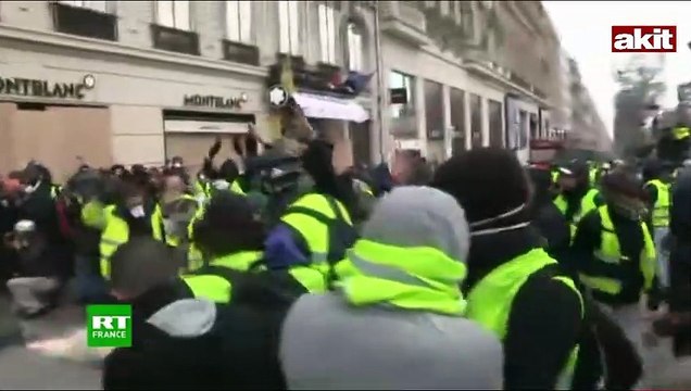 Polisin üstüne yürüyen eylemci, neye uğradığını şaşırdı