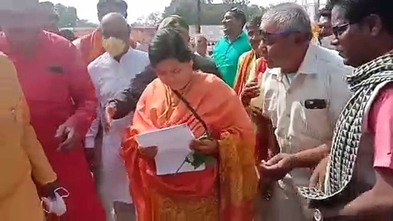हड़ताल कर रहे सहकारिता कर्मचारियों ने मंत्री उसे ठाकुर को ज्ञापन सौंपा