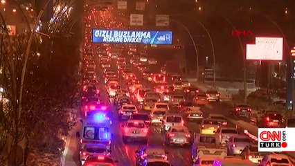 Başkentte kar trafiği kilitledi. Esenboğa'da kar önlemi alındı