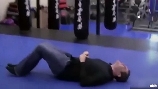 Kafes dövüşçüsü, tekmesini merak eden vatandaşı pişman etti