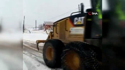 Felç geçiren hastayı iş makinesiyle yolu açarak hastaneye yetiştirdiler