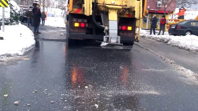 Sultangazi’de karla mücadele ekipleri aralıksız çalışıyor