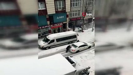 Esenyurt'ta karda kayan aracın minibüse çarptığı anlar kameralara yansıdı