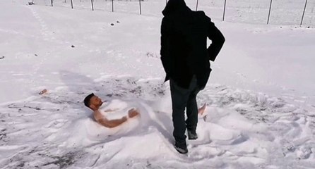 Dondurucu soğuklara aldırış etmeden kendisini kara gömdü