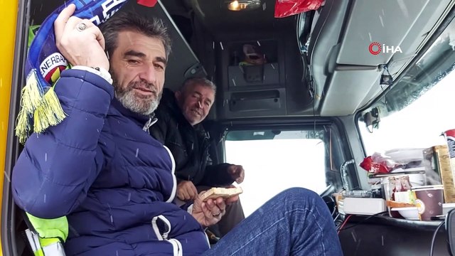 Balıkesir Bursa karayolu kar sebebiyle kapandı, yüzlerce araç yolda kaldı