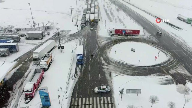Balıkesir Bursa karayolu kar sebebiyle kapandı...Yüzlerce araç yolda kaldı