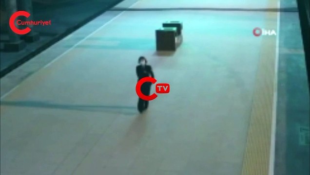 Çin'de tren istasyonu görevlisinden boş peronda solo dans