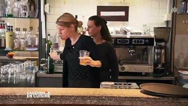 Philippe Etchebest vient en aide à Séverine et ses soeurs les jumelles Mylène et Mélanie dans Cauchemar en cuisine .