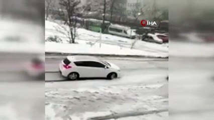 Kayan aracını durdurmak için önüne atladı