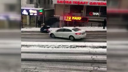 Esenyurt’ta kayan aracını durdurmak için direksiyondan indi önüne atladı
