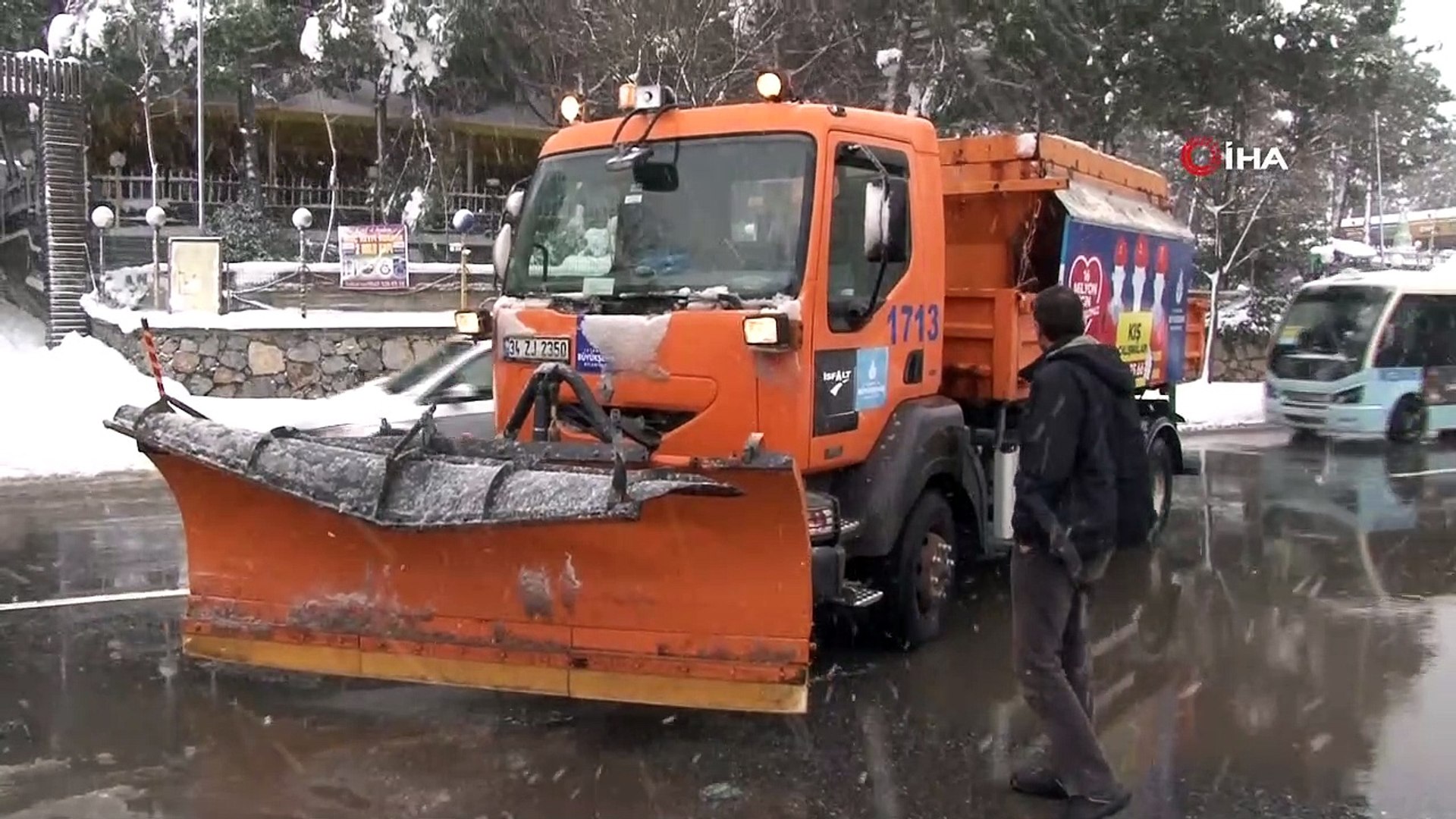 Kar küreme aracı ile otomobil çarpıştı... Belediye şoföründen sürücüye:  'Belediyenin aracı bir şey olmaz, ben sana üzüldüm' - Dailymotion Video