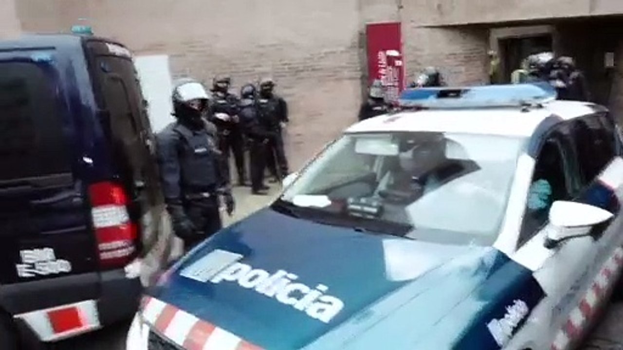 "Crimini di espressione", arrestato Pablo Hasél: rap contro la monarchia e apologia di terrorismo