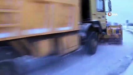 Karla kaplanan köy yolları ulaşıma açıldı: Mahsur kalan 3 araç kurtarıldı