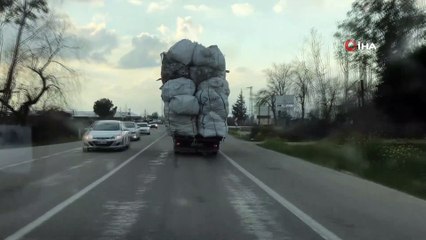 Aşırı yüklü kamyon tehlike saçtı