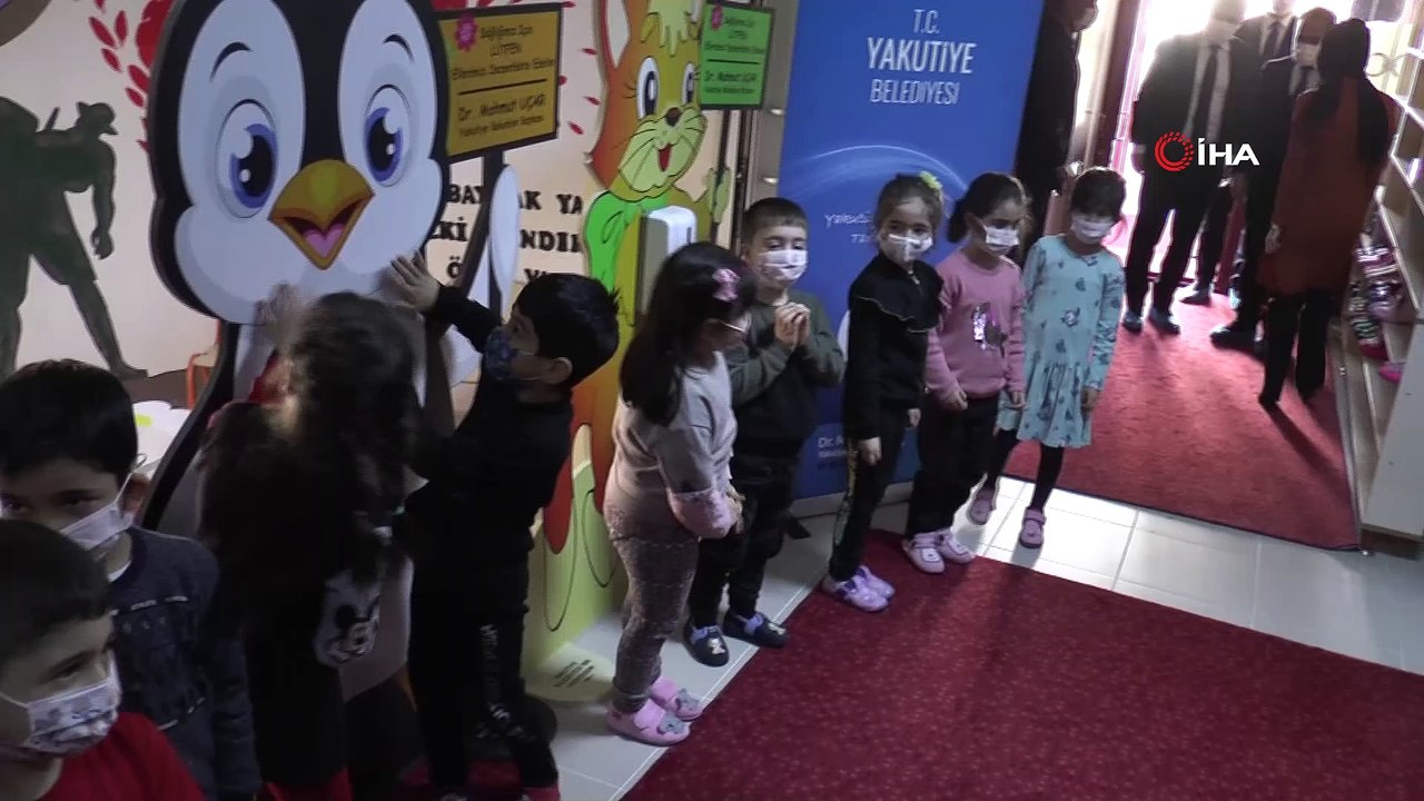 - Yakutiye Belediyesi’nden öğrenciler için eğlenceli dezenfekte standı
